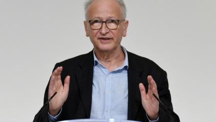 L'immunologue Alain Fischer en conférence de presse, le 26 janvier 2021 à Paris
