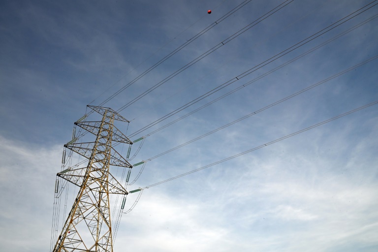 Des pylônes haute tension transportant l'électricité de l'Espagne au Portugal près de la frontière, à Lindoso, au Portugal, le 28 avril 2025