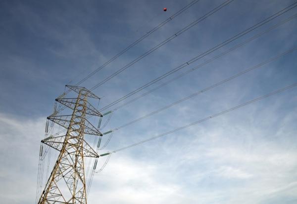 Des pylônes haute tension transportant l'électricité de l'Espagne au Portugal près de la frontière, à Lindoso, au Portugal, le 28 avril 2025