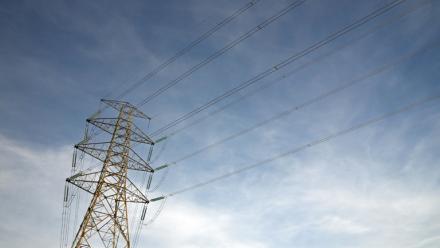 Des pylônes haute tension transportant l'électricité de l'Espagne au Portugal près de la frontière, à Lindoso, au Portugal, le 28 avril 2025