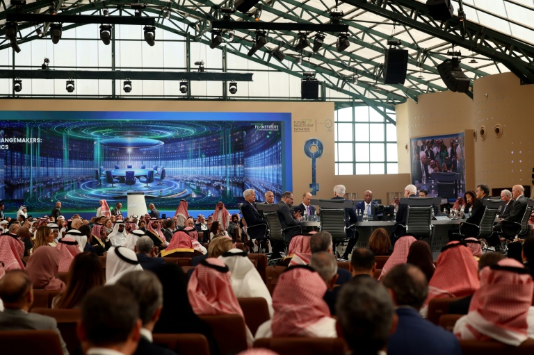 Des invités participent à une table ronde au premier jour de la 9e édition de la Future Investment Initiative (FII) à Ryad, le 28 octobre 2025 en Arabie saoudite