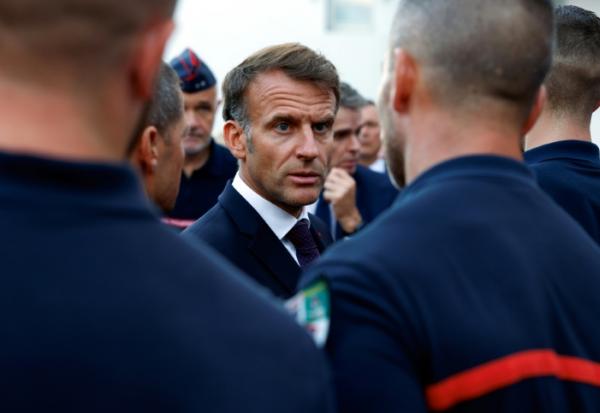 Emmanuel Macron salue les pompiers mobilisés pour lutter contre les incendies, à l'issue d'une visite au centre opérationnel départemental d'incendie et de secours (Codis) de Bordeaux, en Gironde, le 27 juillet 2026