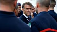 Emmanuel Macron salue les pompiers mobilisés pour lutter contre les incendies, à l'issue d'une visite au centre opérationnel départemental d'incendie et de secours (Codis) de Bordeaux, en Gironde, le 27 juillet 2026