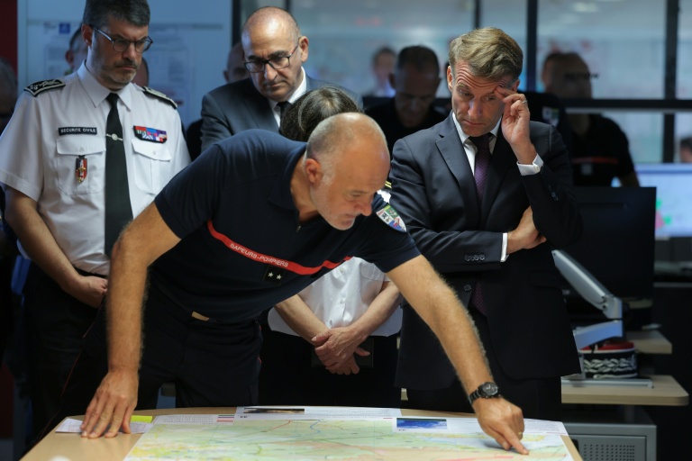 Le directeur du Sdis de Gironde, Marc Vermeulen (C), fait un brief sur l'incendie en présence d'Emmanuel Macron le 27 juillet 2026 à Bordeaux
