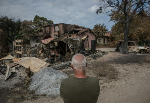 Un habitant devant les ruines de sa maison ravagée par les flammes dans la commune de Le Porge, le 31 juillet 2026 