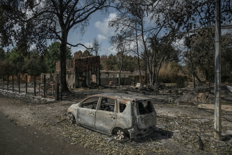 Une maison et une voiture détruites dans l'incendie qui a ravagé la commune de Le Porge, en Gironde, le 31 juillet 2026