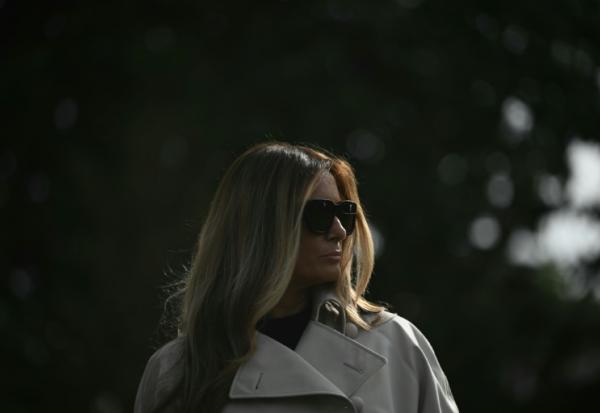 La Première dame américaine Melania Trump dans le jardin de la Maison Blanche, à Washington, le 25 avril 2025