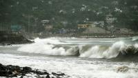 De fortes vagues avant l’arrivée de l’ouragan Melissa dans le quartier de Caribbean Terrace, à Kingston, en Jamaïque, le 25 octobre 2025.