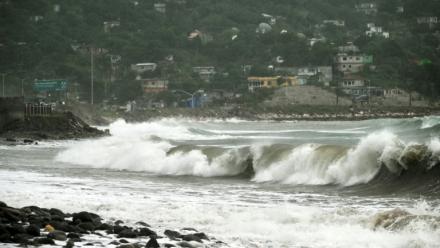 De fortes vagues avant l’arrivée de l’ouragan Melissa dans le quartier de Caribbean Terrace, à Kingston, en Jamaïque, le 25 octobre 2025.