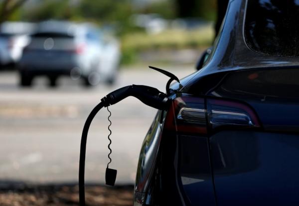 Une voiture électrique en charge, le 12 juin 2025 à Corte Madera, en Californie