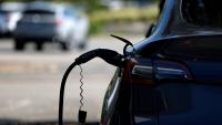 Une voiture électrique en charge, le 12 juin 2025 à Corte Madera, en Californie