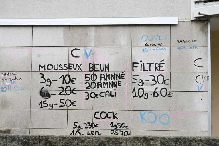 Des inscriptions sur le prix des drogues sur un mur du quartier des Cévennes à Alès, lors d'une visite de points de deal par des magistrats du parquet français, le 22 janvier 2026 dans le Gard