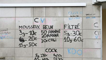 Des inscriptions sur le prix des drogues sur un mur du quartier des Cévennes à Alès, lors d'une visite de points de deal par des magistrats du parquet français, le 22 janvier 2026 dans le Gard