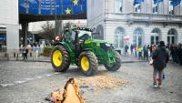 Un tracteur est stationné devant le Parlement européen, le 18 décembre 2025 à Bruxelles