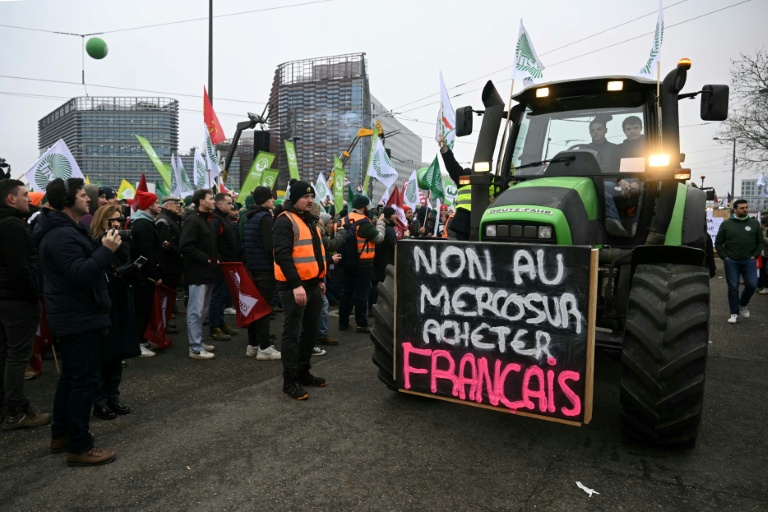 Des agriculteurs européens manifestent devant le Parlement européen contre l'accord de libre-échange entre l'UE et les pays du Mercosur le 20 janvier 2026 à Strasbourg