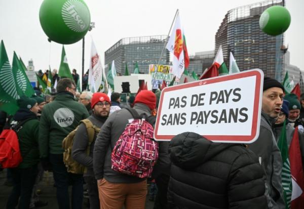 Des agriculteurs européens manifestent devant le Parlement européen contre l'accord de libre-échange entre l'UE et les pays du Mercosur le 20 janvier 2026 à Strasbourg
