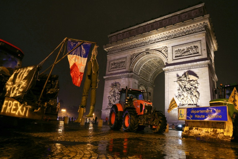 Des tracteurs sont garés devant l'Arc de Triomphe lors d'une manifestation d'agriculteurs, le 8 janvier 2026 à Paris 