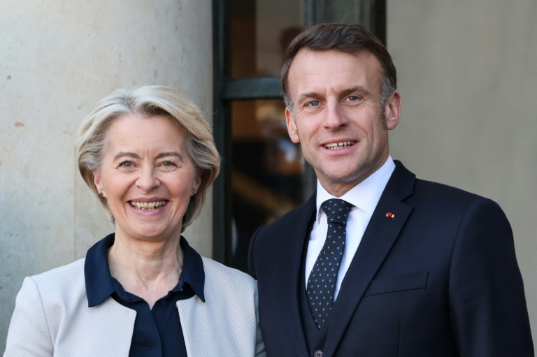 La présidente de la Commission européenne Ursula von Leyen et le président français Emmanuel Macron, à l'Elysée à Paris, le 6 janvier 2026