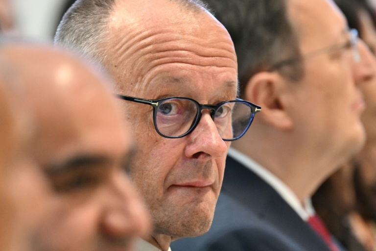 Le chancelier allemand Friedrich Merz (c), le 20 octobre 2026 à Berlin