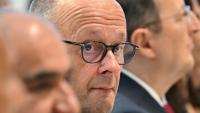 Le chancelier allemand Friedrich Merz (c), le 20 octobre 2026 à Berlin