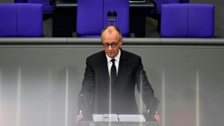 Le chancelier allemand Friedrich Merz prononce un discours au Bundestag, à Berlin, le 24 février 2026