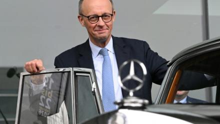 Le chancelier allemand Friedrich Merz pose devant la Mercedes de son lointain prédécesseur Konrad Adenauer avant le congrès de la CDU à Stuttgart, le 19 février 2026
