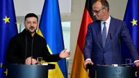 Friedrich Merz (d) et Volodymyr Zelensky (g) en conférence de presse à Berlin le 14 avril 2026