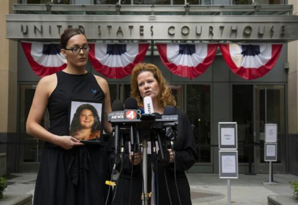 Erin Popolo, dont la fille de 17 ans s'est suicidée, s'adresse aux médias devant le tribunal d'Oakland (Californie)