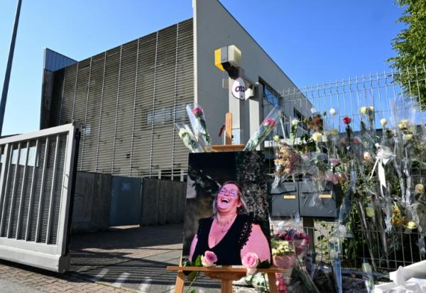 Des fleurs et un portrait en hommage à la surveillante poignardée à mort devant les grilles du collège Françoise-Dolto de Nogent, en Haute-Marne, le 13 juin 2025