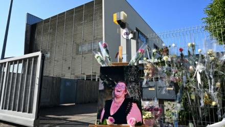 Des fleurs et un portrait en hommage à la surveillante poignardée à mort devant les grilles du collège Françoise-Dolto de Nogent, en Haute-Marne, le 13 juin 2025