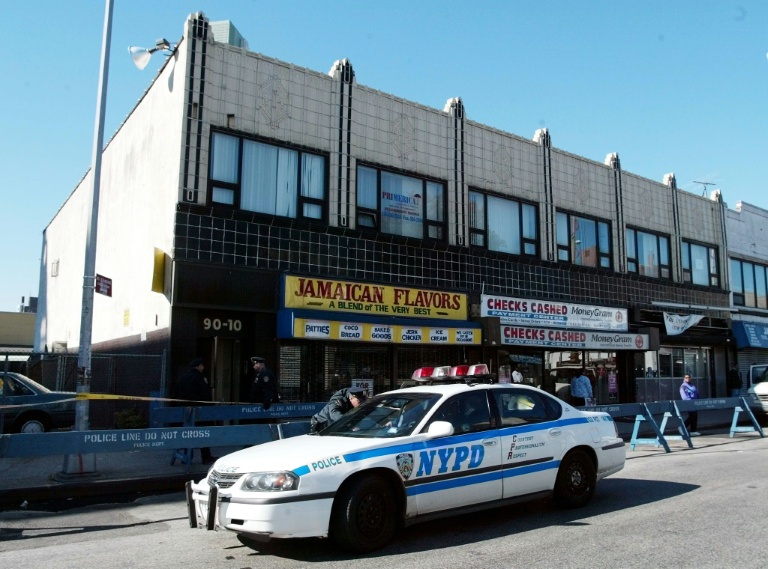 Une voiture de police stationnée devant un studio d'enregistrement dans le Queens, le 31 octobre 2002, à l'endroit le DJ Jam Master Jay a été abattu la veille au soir, à New York