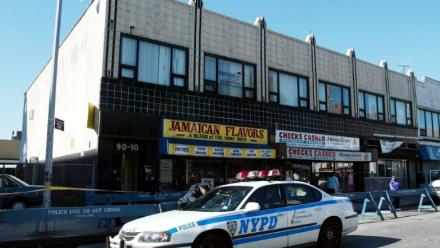 Une voiture de police stationnée devant un studio d'enregistrement dans le Queens, le 31 octobre 2002, à l'endroit le DJ Jam Master Jay a été abattu la veille au soir, à New York