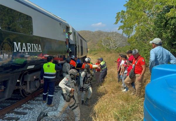 Des soldats et des membres de la protection civile portent secours aux passagers d'un train accidenté, à Nizanda, dans l'Etat d'Oaxaca au Mexique, le 28 décembre 2025