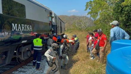 Des soldats et des membres de la protection civile portent secours aux passagers d'un train accidenté, à Nizanda, dans l'Etat d'Oaxaca au Mexique, le 28 décembre 2025