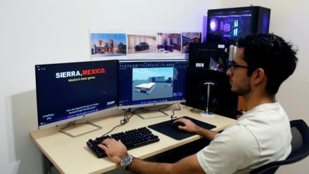 Angel Villaverde développe des jeux vidéos s'inspirant des violences entre cartels pour la plateforme en ligne Roblox, le 19 novembre 2025 à Monterrey, dans l'État de Nuevo Leon, au Mexique 