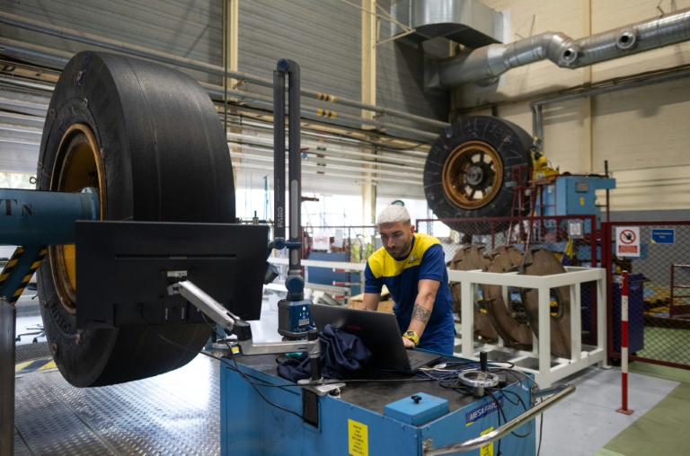 Un employé au Centre d'essai Michelin à Almeria, le 9 juin 2026 en Espagne