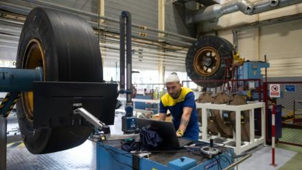 Un employé au Centre d'essai Michelin à Almeria, le 9 juin 2026 en Espagne