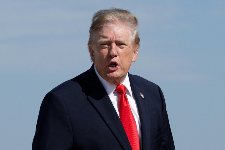 Le président américain Donald Trump interpelle la presse en montant à bord d'Air Force One le 13 octobre 2026 sur la base aérienne conjointe d'Andrews, dans le Maryland