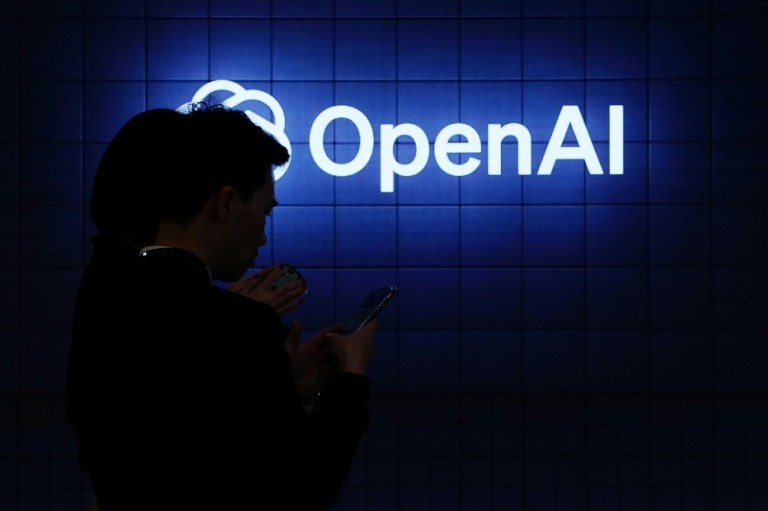 Selon la plainte, résumée par le ministère, l'appareil a été découvert le 30 septembre par les équipes de sécurité d'OpenAI, branché sur le port USB d'une télévision et dissimulé dans du papier toilette