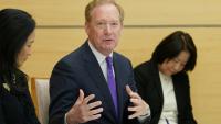 Le vice-président de Microsoft, Brad Smith, au centre, à Tokyo le 3 avril 2026