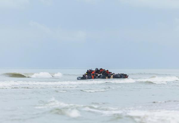 Des migrants se pressent sur le canot pneumatique d'un passeur pour tenter de traverser la Manche, après avoir quitté la plage de l'Ecault à Saint-Etienne-au-Mont, près de Neufchâtel-Hardelot, dans le Pas-de-Calais, le 30 octobre 2024