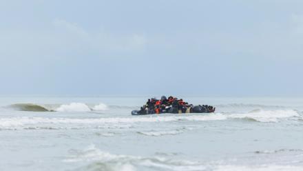 Des migrants se pressent sur le canot pneumatique d'un passeur pour tenter de traverser la Manche, après avoir quitté la plage de l'Ecault à Saint-Etienne-au-Mont, près de Neufchâtel-Hardelot, dans le Pas-de-Calais, le 30 octobre 2024