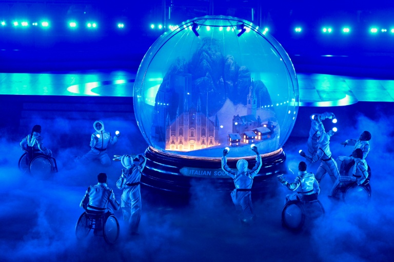 Scène de la cérémonie de clôture des Jeux paralympiques de Milan Cortina, le 15 mars 2026 à Cortina d'Ampezzo, dans les Dolomites