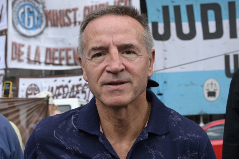 Jorge Sola, l'un des trois dirigeants de la Confédération générale du travail (CGT) argentine, lors d'une manifestation contre une réforme du travail promue par le président argentin Javier Milei, devant le palais de justice de Buenos Aires, le 24 février 2026