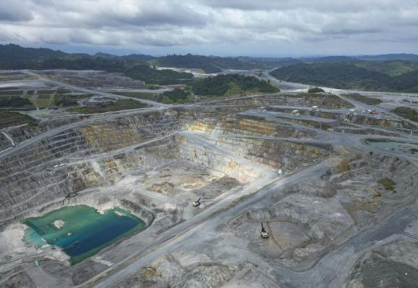 Vue aérienne de la mine de cuivre à ciel ouvert de la compagnie canadienne First Quantum Minerals, à Donoso, au Panama, le 21 mars 2025