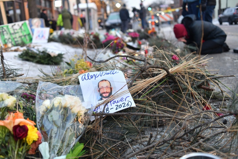 Un mémorial improvisé à l'endroit où Alex Pretti a été abattu la veille par la police de l'immigration (ICE) à Minneapolis, dans le Minnesota, le 25 janvier 2026
