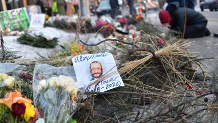 Un mémorial improvisé à l'endroit où Alex Pretti a été abattu la veille par la police de l'immigration (ICE) à Minneapolis, dans le Minnesota, le 25 janvier 2026