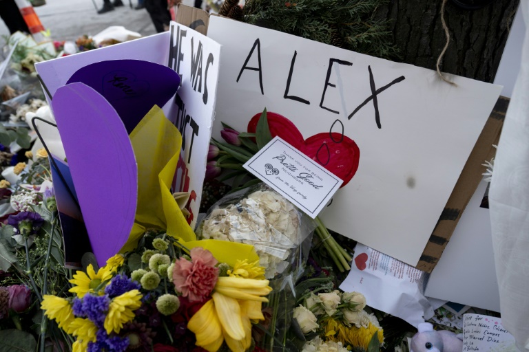 Des messages et des fleurs sur le mémorial improvisé dédié à Alex Pretti, à Minneapolis, dans le Minnesota, le 29 janvier 2026