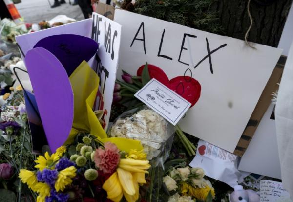 Des messages et des fleurs sur le mémorial improvisé dédié à Alex Pretti, à Minneapolis, dans le Minnesota, le 29 janvier 2026