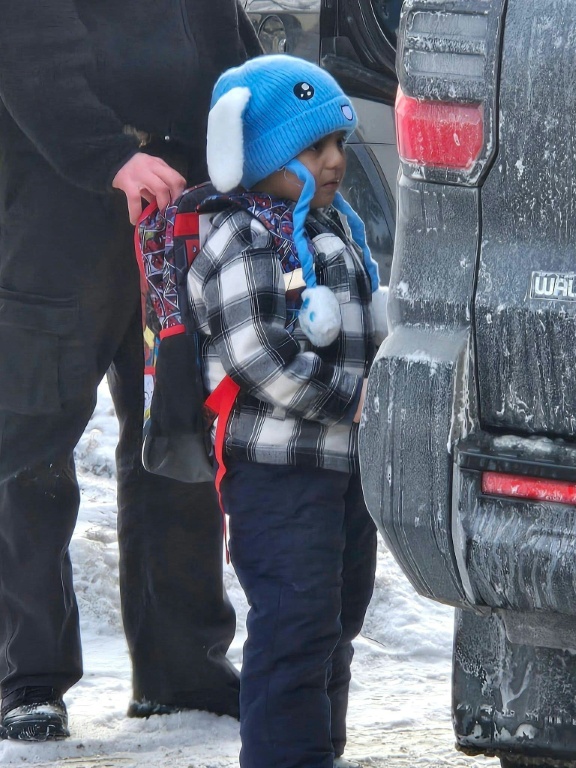 Photo de l'arrestation par la police américaine de l'immigration de Liam Ramos, 5 ans, le 20 janvier 2026 à Minneapolis, dans le Minnesota, fournie par le district scolaire de Columbia Heights